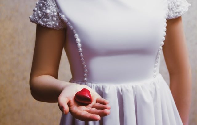 Suknia ślubna na wymiar – jak szukać krawcowej?
