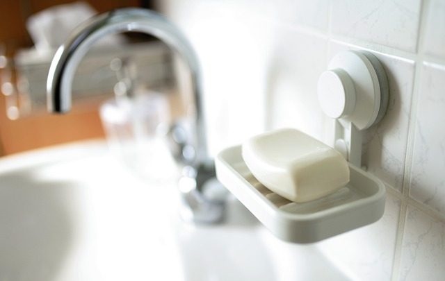 Dozownik do mydła w biurze – jakie wymagania musi spełniać?