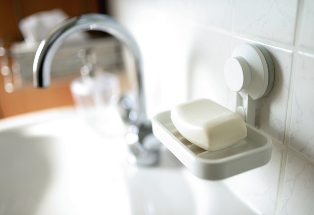 Dozownik do mydła w biurze – jakie wymagania musi spełniać?