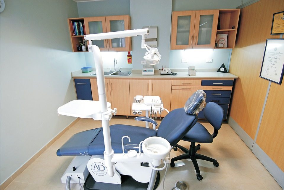 Zalety i wady implantów dentystycznych dla pełnego uzębienia