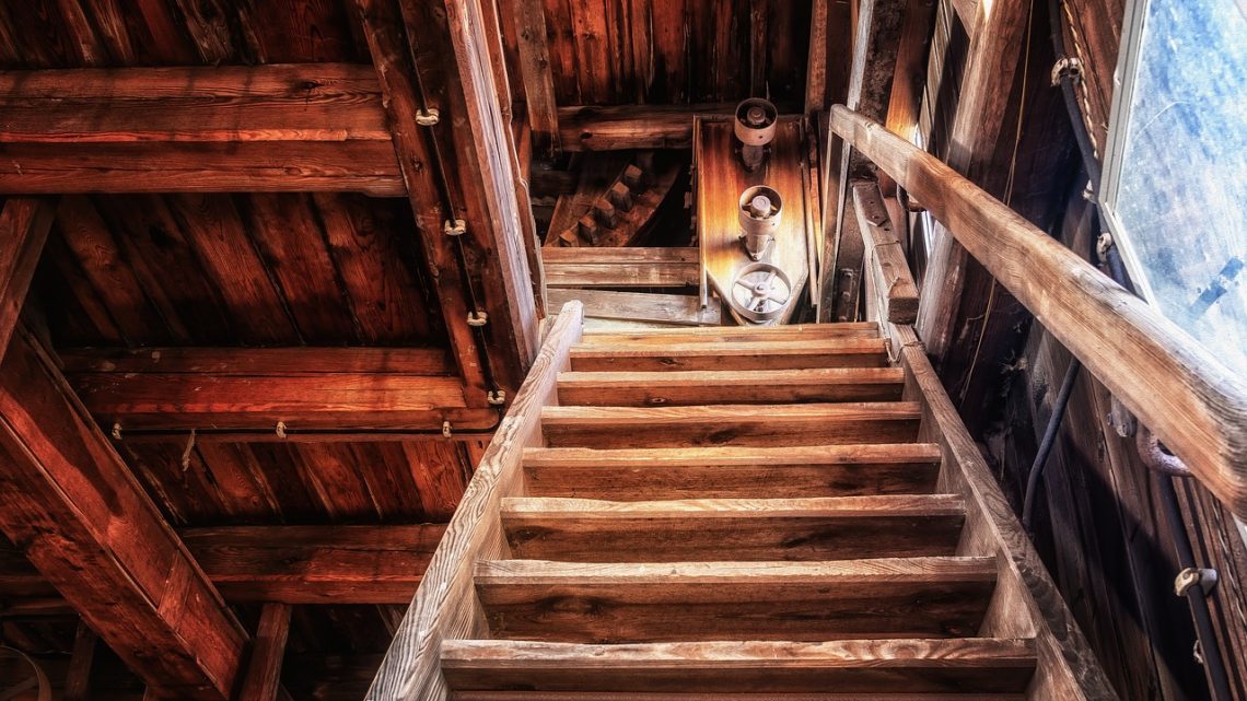 Między schodami drewnianymi a sufitem – jak samodzielnie pobrać pomiary?