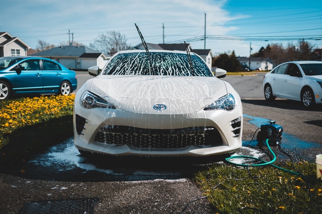 Ręczna myjnia samochodowa – jak prawidłowo nanieść powłokę ochronną po myciu?