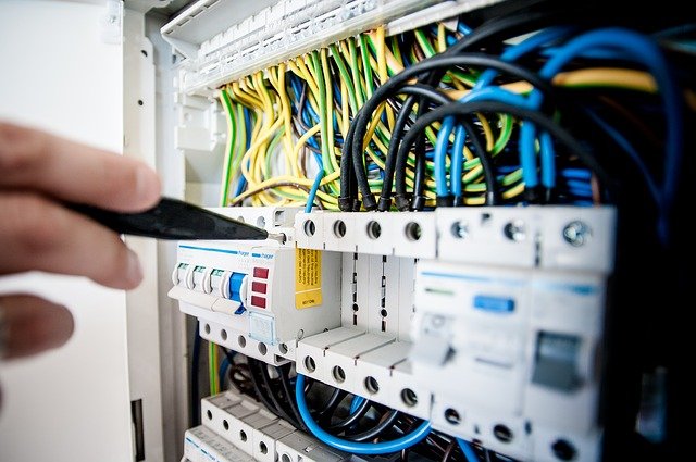 Usługi elektryczne – na czym polega praca elektryka?