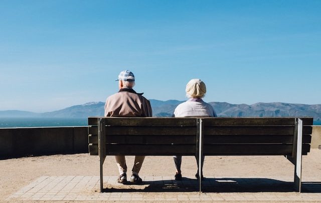 Opiekunka osób starszych – zawód przyszłości, o którym warto pomyśleć już dziś