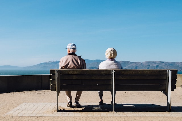 Opiekunka osób starszych – zawód przyszłości, o którym warto pomyśleć już dziś