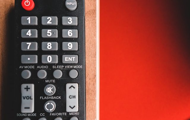 OLED do filmów i grania – kiedy warto wybrać telewizor z perfekcyjną czernią?