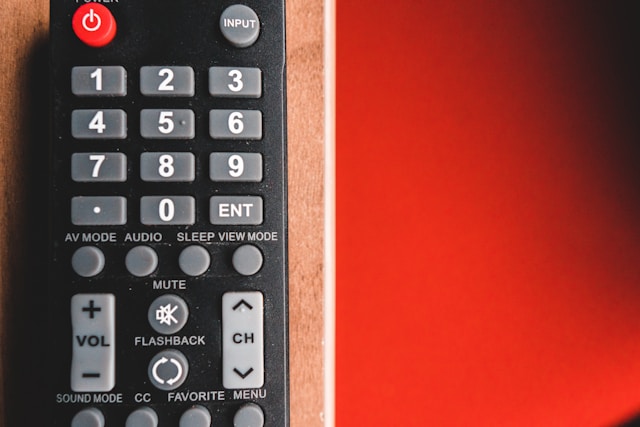 OLED do filmów i grania – kiedy warto wybrać telewizor z perfekcyjną czernią?